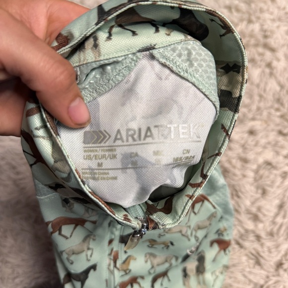 Women’s Medium Green Ariat Horse Pattern Long Sleeve Horseback Riding Sunshirt - Picture 4 of 4